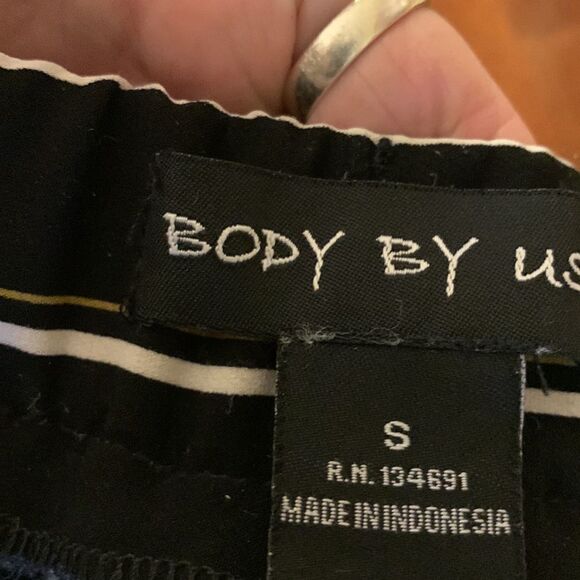 Body by Us Size Small black striped pants. Pleated front with tie. - Picture 5 of 10